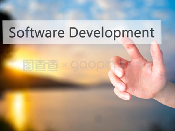 軟件開發——在模糊的背板上按下一個按鈕